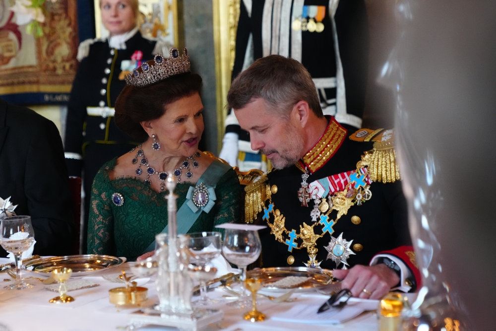 Kong frederik taler med dronning Silvia