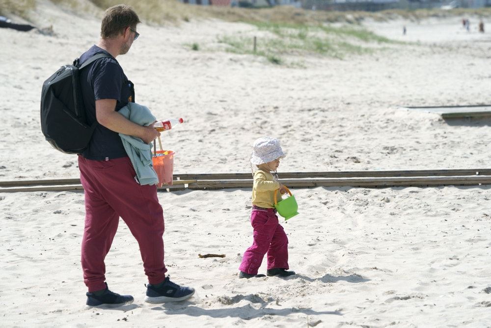 familiee går på strand