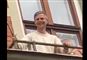 mand på balkon smiler 