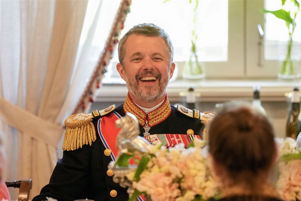 Kong Frederik griner