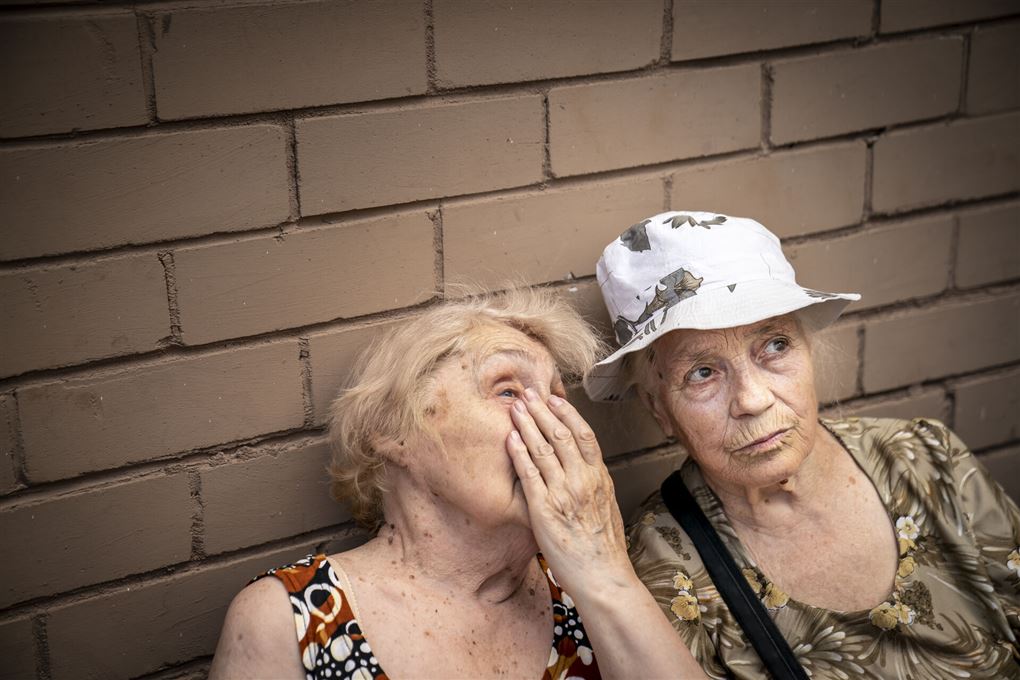 to ældre damer hvisker sammen