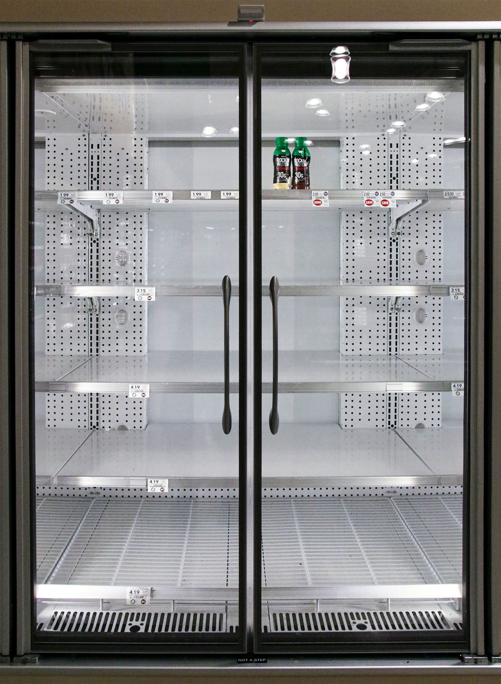 Et meget tomt køleskab.