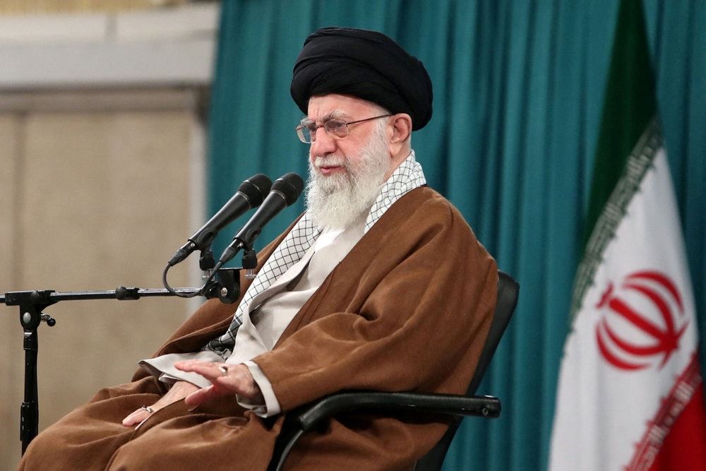 Ali Khamenei ved en mikrofon.