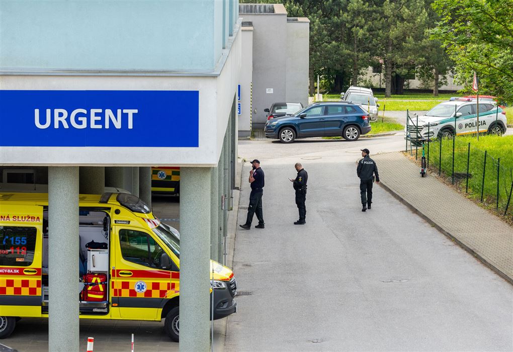 personer ved indgang til hospital