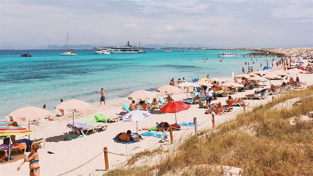 strand med badegæster