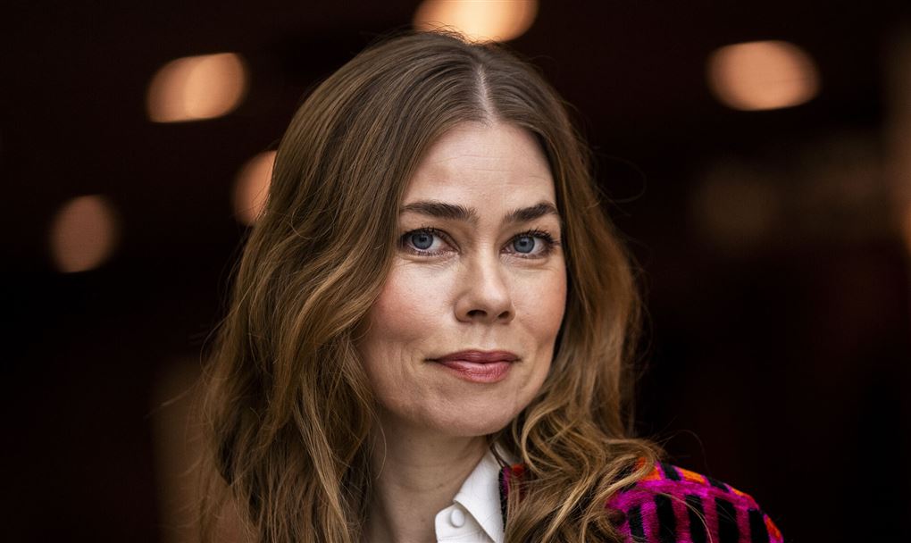 en kvinde kigger på fotografen