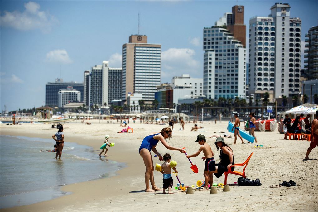 folk på stranden i Tel Aviv