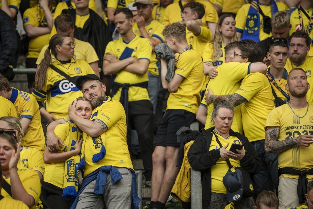 fodboldfans på stadion 