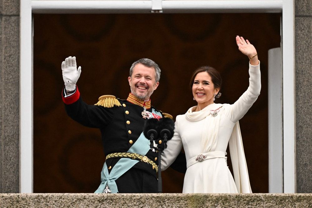 kingen og dronningen vinker fra balkon