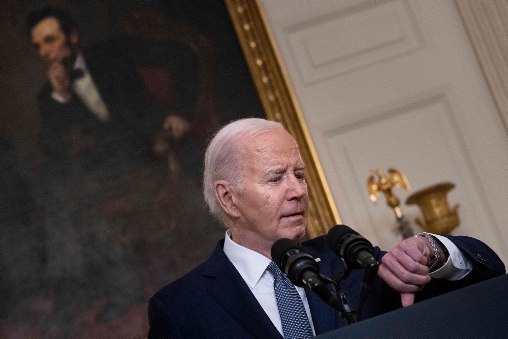 Joe Biden kigger på sit armbåndsur