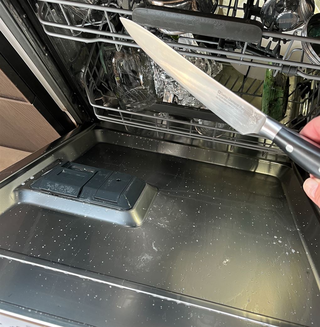 en kniv i en opvaskemaskine