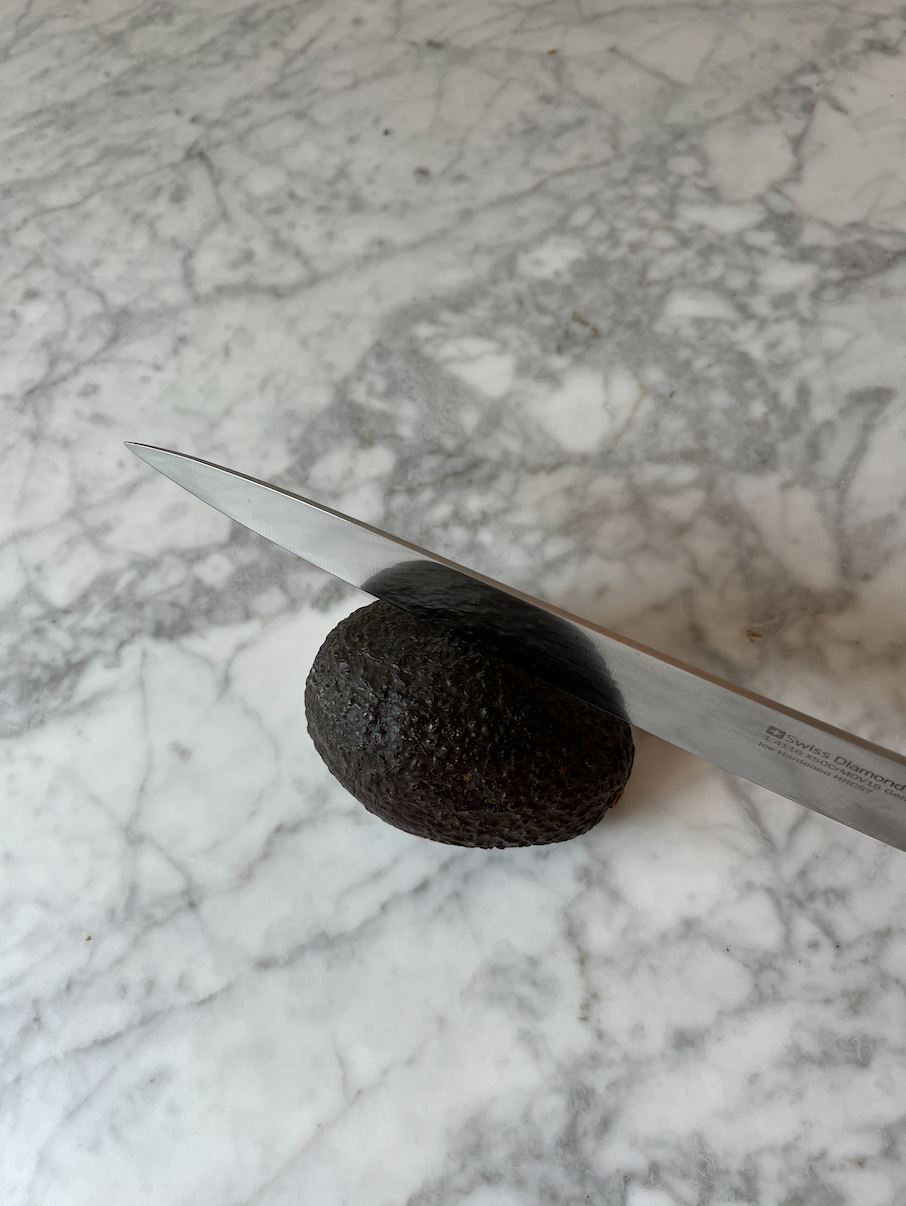 en kniv i en avocado