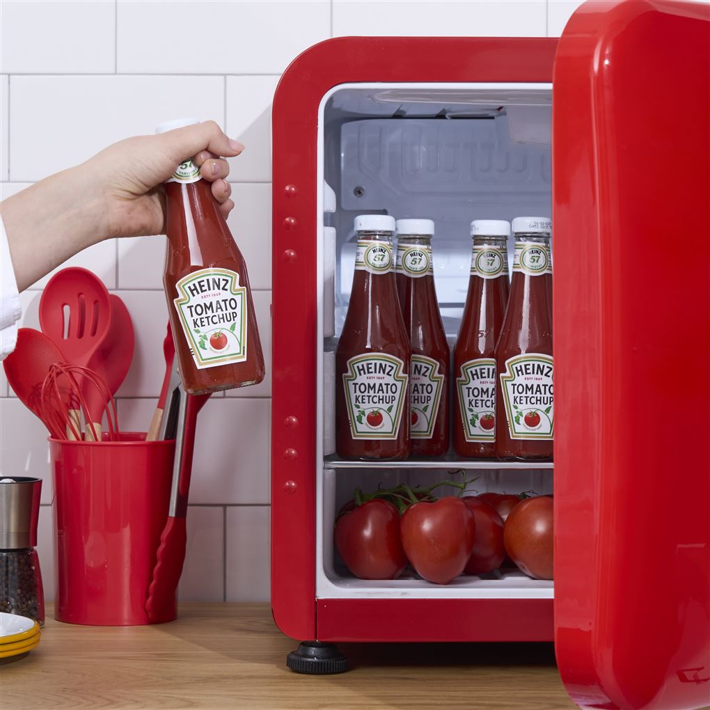 Et køleskab fuld af ketchup