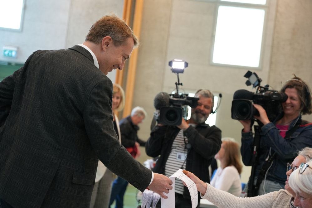 en politiker stemmer
