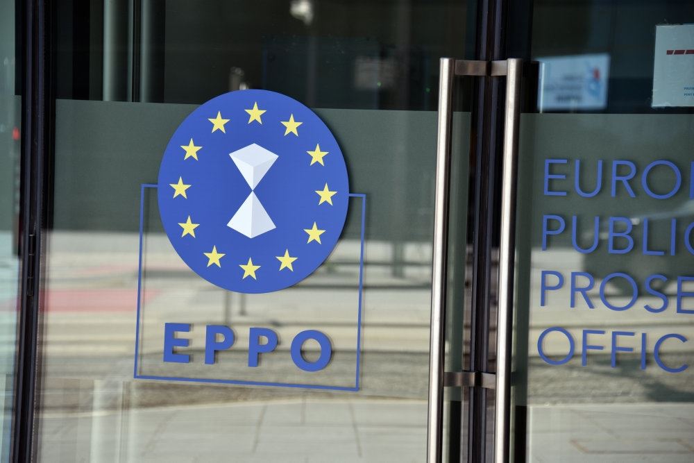 et logo på en dør