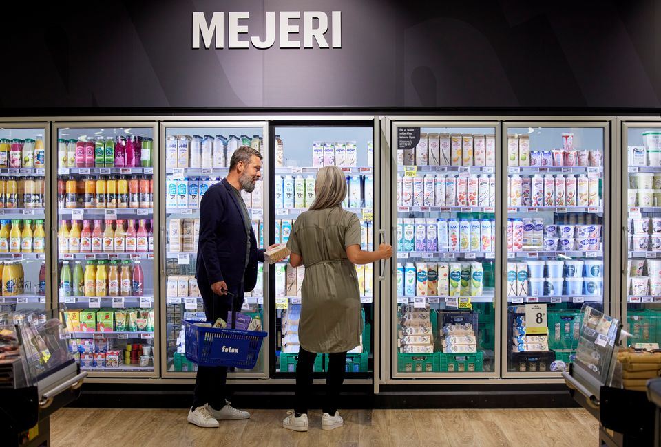 En kvinde og en mand i et supermarked