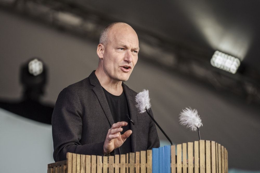Pelle Dragsted på en talerstol