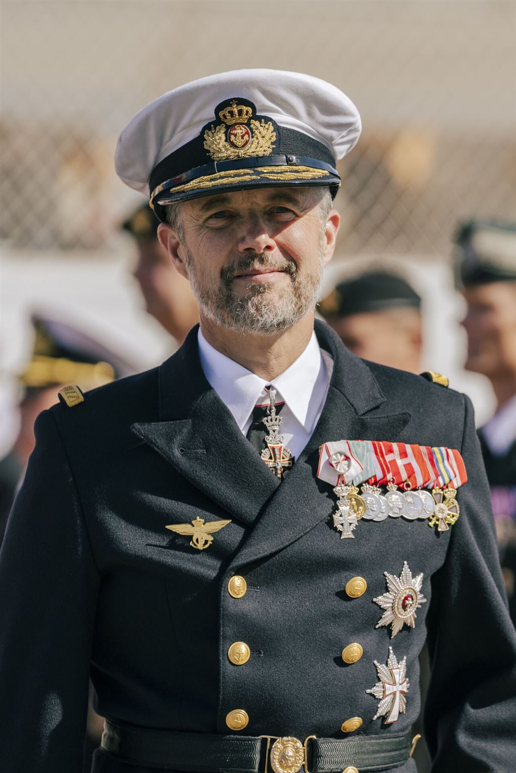 Kong Frederik med uniform på