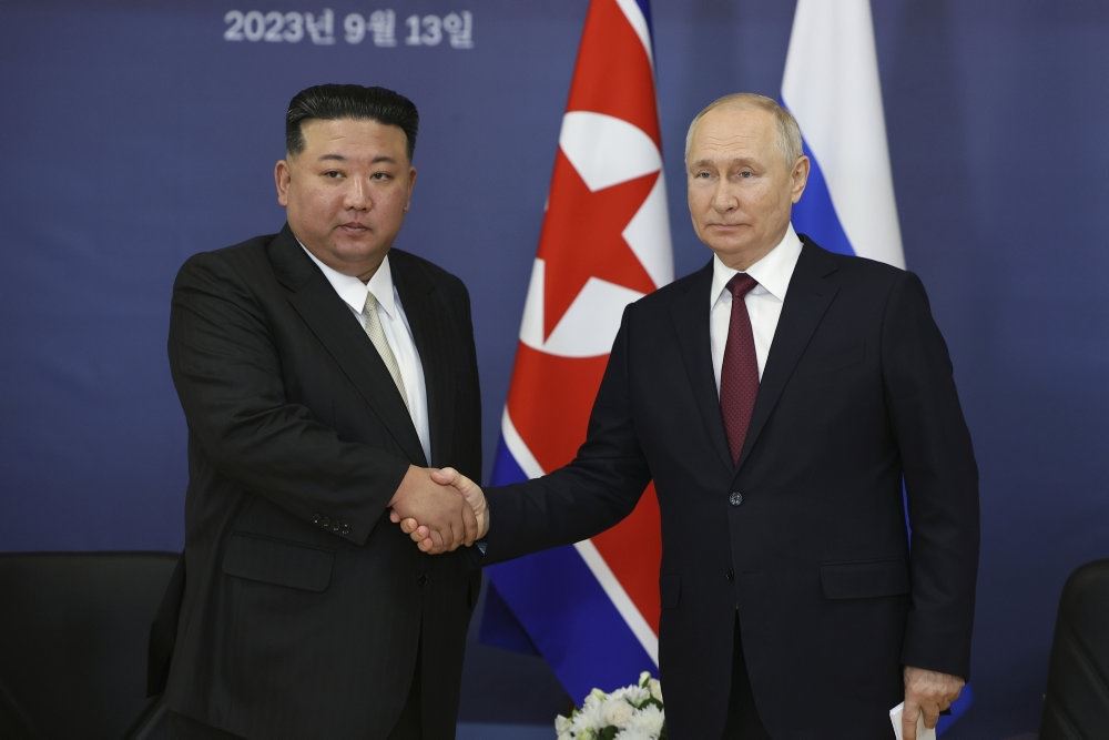 Putin og Kim Jong-un trykker hænder