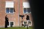 tv-reporter foran retsbygning