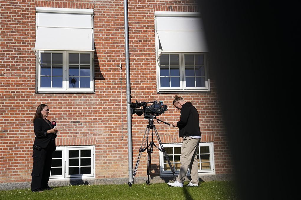 tv-reporter foran retsbygning