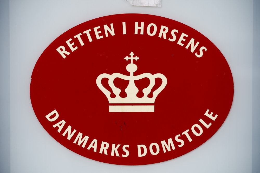 et skilt foran retten