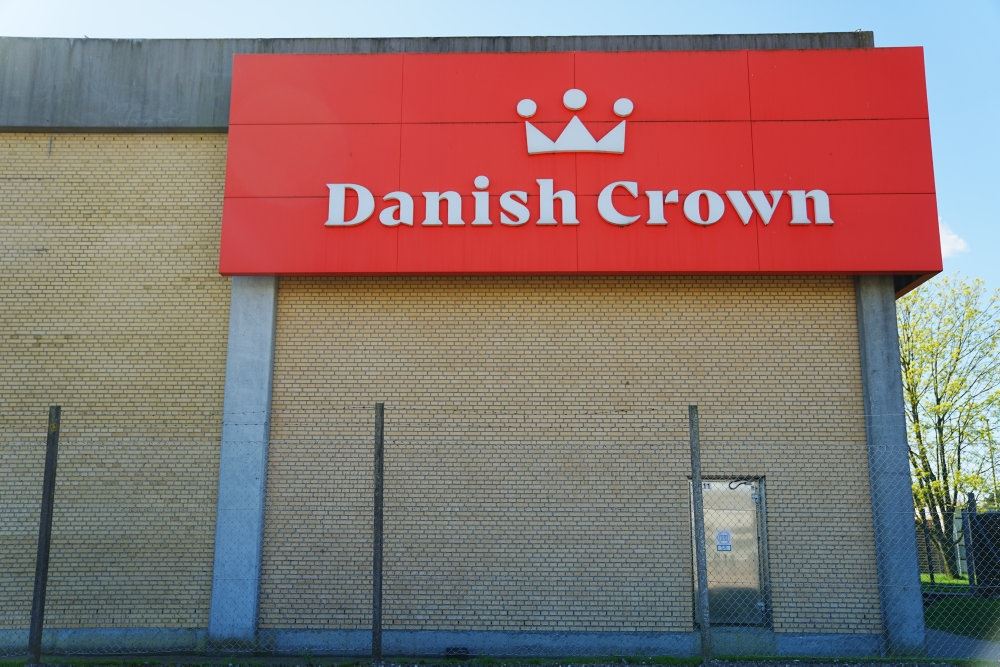 en facade med et skilt