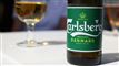 en ølflaske og et glas øl