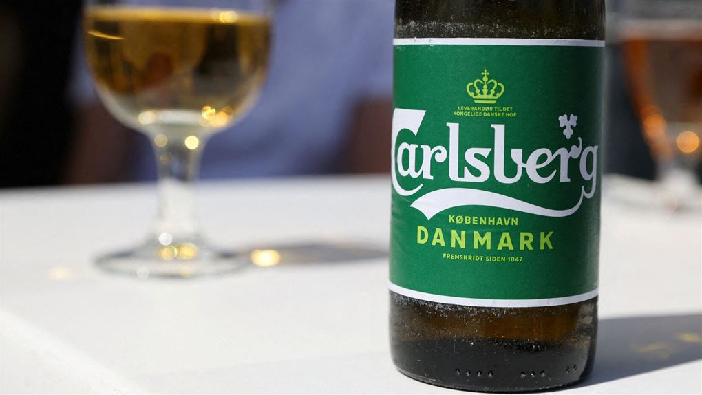 en ølflaske og et glas øl