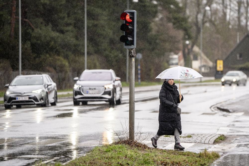 person går med paraply 
