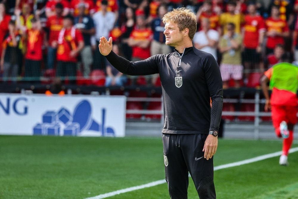 træner på sidelinje