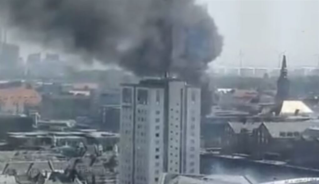 voldsom brand i etagebygning