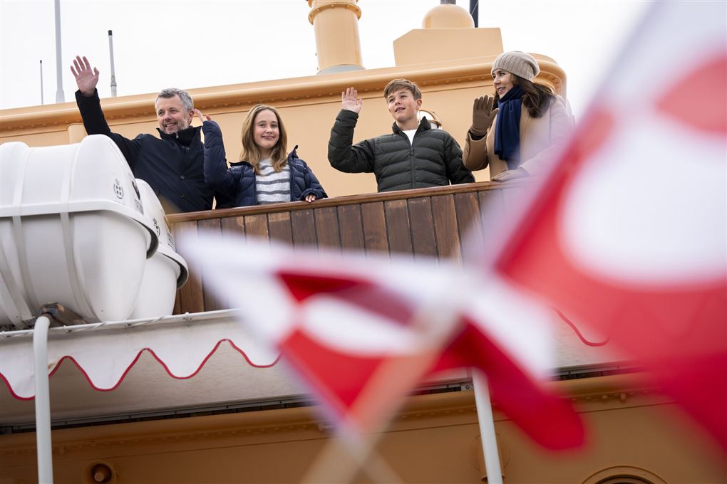 Frederik, Josephine, Vincent og Mary vinker på kongeskibet Dannebrog.