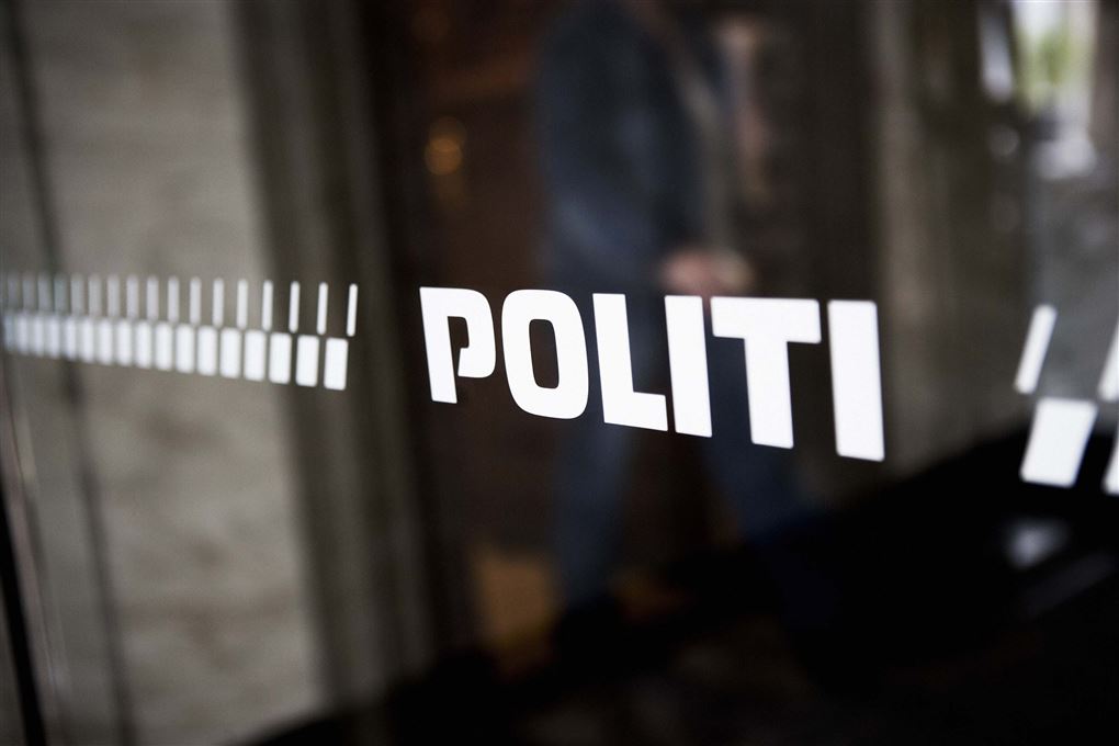 et logo på en indgangsdør
