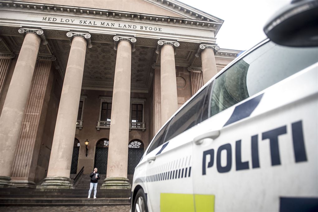 politibil med påskriften politi