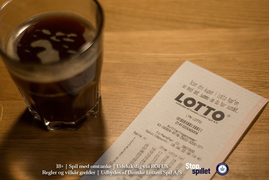 Lottokupon og kaffekop på bord