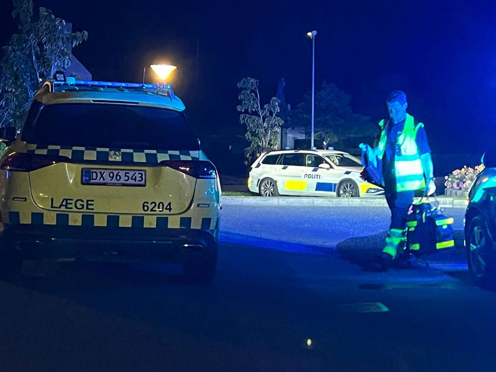 Udrykningskøretøjer på en vej