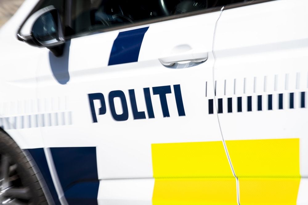 Siden af en politibil 