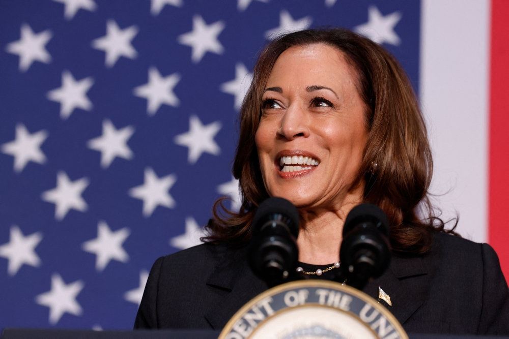 Kamaæa Harris foran det amerikanske flag