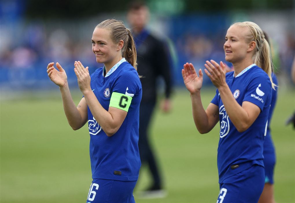 Magdalena Erikson og Pernille Harder i fodboldtøj