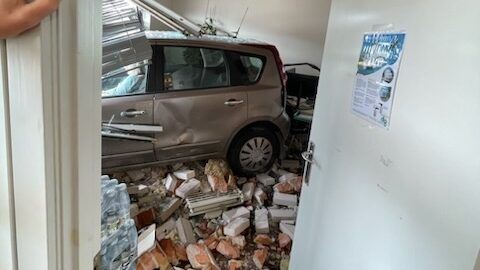 bil holder inde i hus