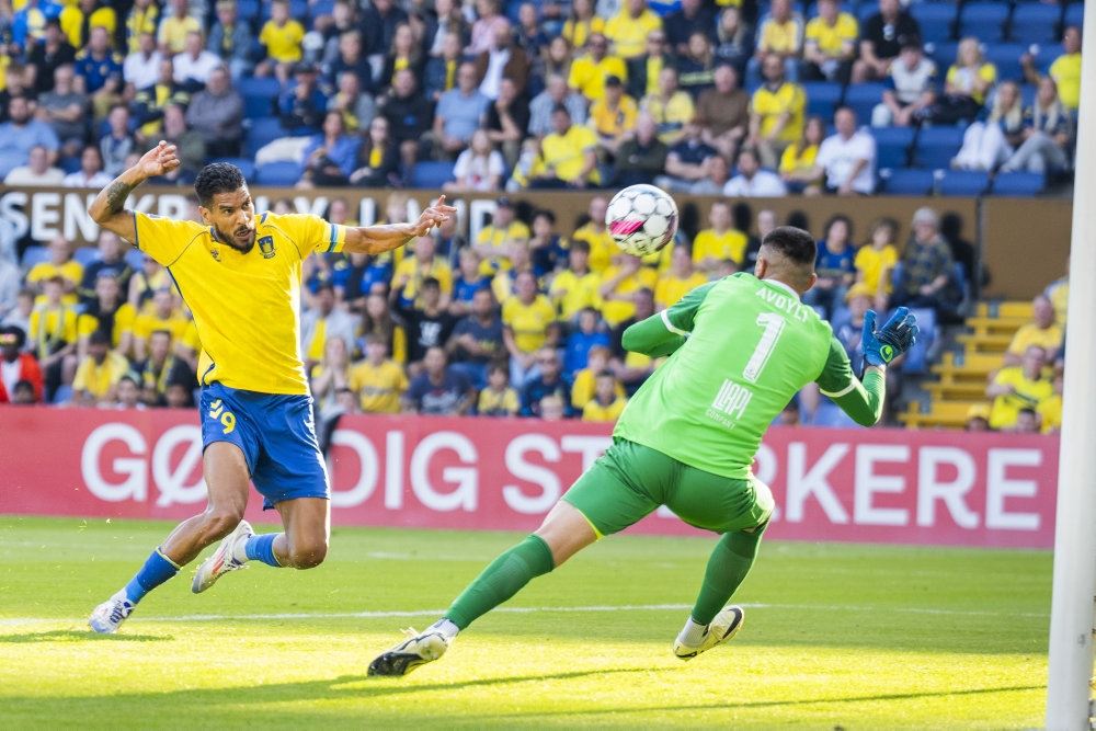 fodboldspillere i aktion