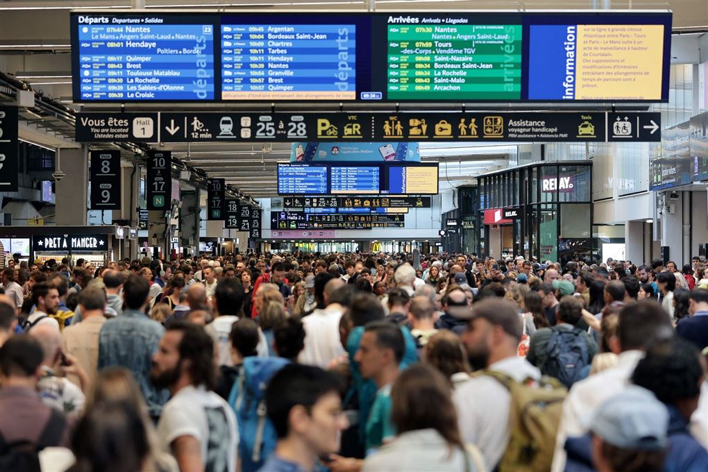 Mange folk i tog terminal