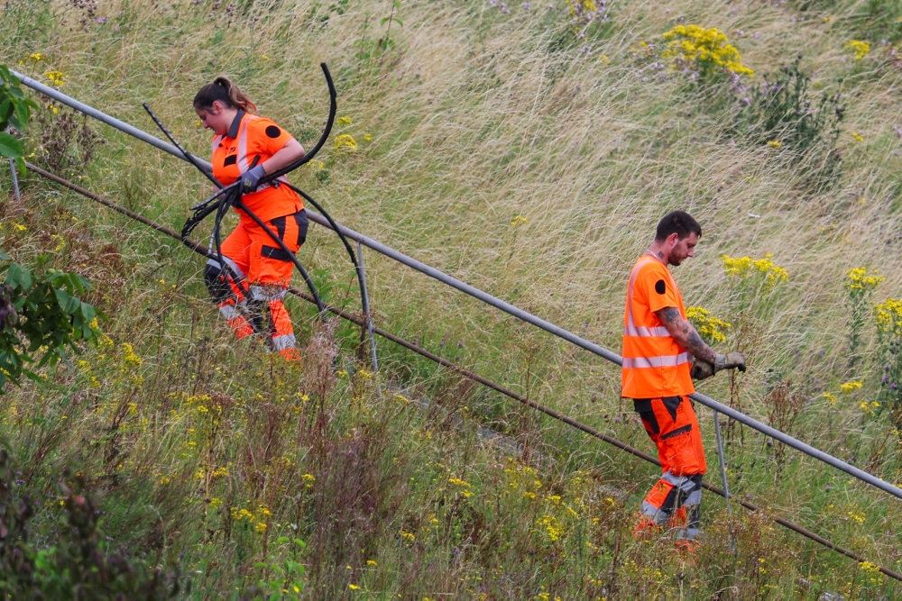 to arbejdere på skråning