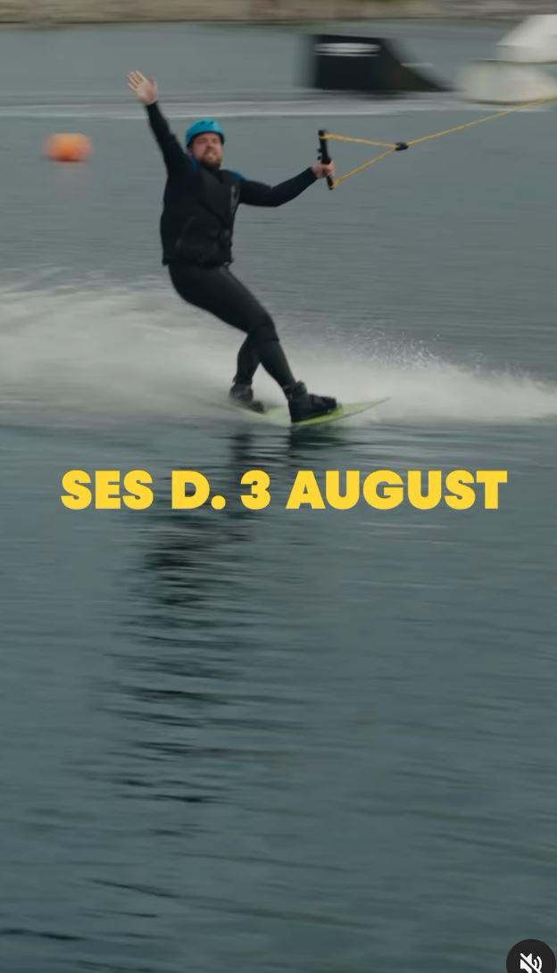 en mand på windsurfer