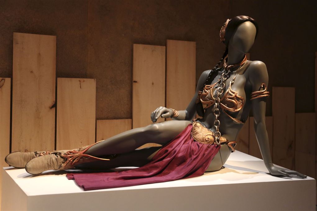 en mannequin med en gylden bikini på