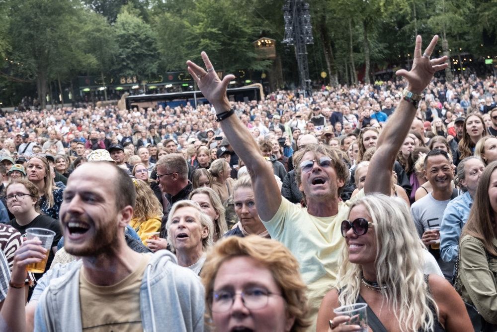 menneskemængde foran scene