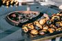 Bagte kastanjer og andet på et grillbord