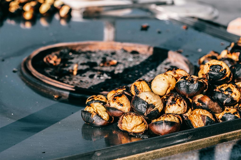 Bagte kastanjer og andet på et grillbord