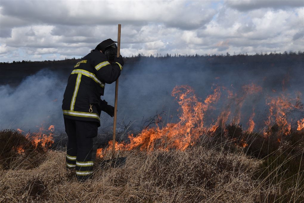 en brandmand arbejder